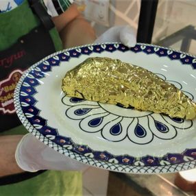 Bursa’da 24 ayar altın kaplamalı baklava yapıldı