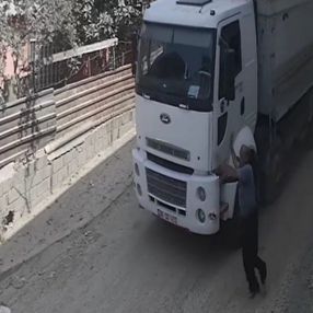 Buca'da yokuş aşağı giden kamyonu durdurmak istedi, başaramadı