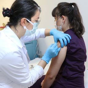 Koronavirüs aşısında ilk gönüllü uygulaması Hacettepe'de yapıldı
