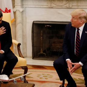 BAE bakanı Trump karşısında saygı duruşuna geçti