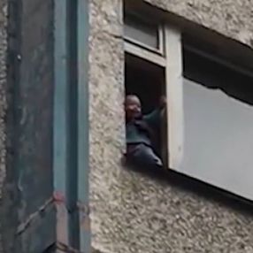 Rusya’da torununu camdan atmaya çalışan dede