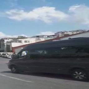 Beyoğlu'nda servis şoföründen yürüyen kadına sözlü taciz