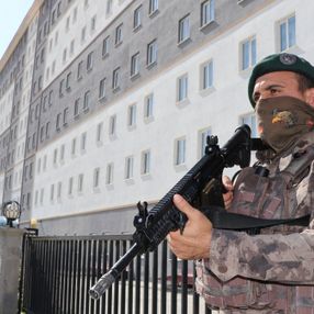 Van'da özel harekat polisleri karantina nöbeti tutuyor