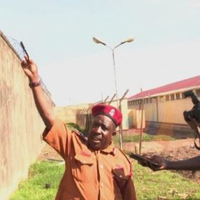 Uganda'da 219 mahkum, soyunarak firar etti