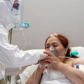 Testi negatife dönen hasta doktorun elini öperek teşekkür etti