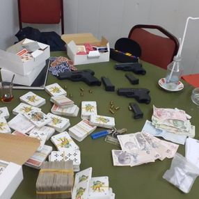 Bursa'da koronaya aldırış etmeden portatif çadır kurup kumar oynadılar