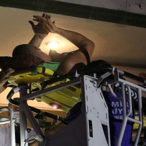 İzmir'de alkollü şahıs, 5. kattan tenteye düştü