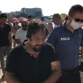 Kuşadası’nda plajda cep telefonuyla tacize dayak