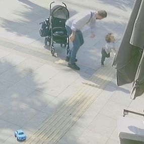 Kocaeli'de bebek arabasından düşen çocuğunu dövdü