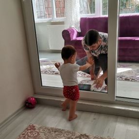 Ordu’da koronavirüslü baba, kızını camın arkasından seviyor