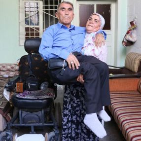 Gaziantep'te yürüyemeyen kocasını 10 yıldır sırtında taşıyor