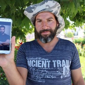 Sivaslı kangal çobanı Dan Bilzerian’a benzetiliyor