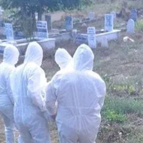 Kütahya’da koronavirüsten ölen adamın tabutu yakıldı