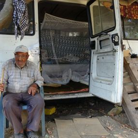 Aydın'da yaşlı adam sıkılıp minibüste yaşamaya başladı