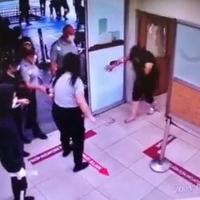 İstanbul'da polis copuyla camları kırdı, polise saldırdı