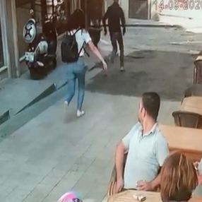 Taksim'de genç kıza kapkaç dehşeti kamerada