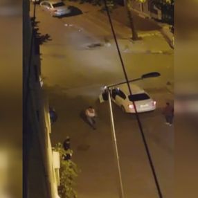 Küçükçekmece'de kahvehaneye pompalı tüfekle saldıran şahıs kamerada