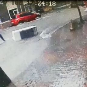 Gaziosmanpaşa'da sele kapılan buzdolabını yakalamaya çalıştı