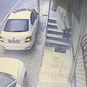 Üsküdar'da aracını doludan korumak isterken yere kapaklandı
