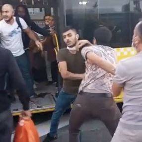 İstanbul'da metrobüs durağında meydan kavgası kamerada