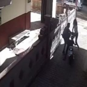 Antalyalı genç kız, motosiklet hırsızlarının önüne atladı