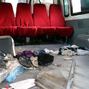 Van'da göçmenleri taşımak için koltukları söktüler