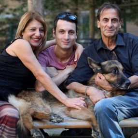 Kurkun ailesi, felçli köpeklerine çocukları gibi bakıyor