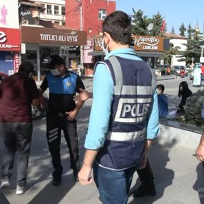 Çorum'da maske denetimi yapan polisi görünce koşarak kaçtı