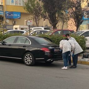 Pendik'te lüks otomobilin bagajından 70 bin dolar çalındı