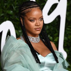 Rihanna 'hadis' tepkisi sonrası Müslümanlardan özür diledi