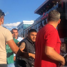 Erzincan'da annesine çarpan sürücüyü dövdü