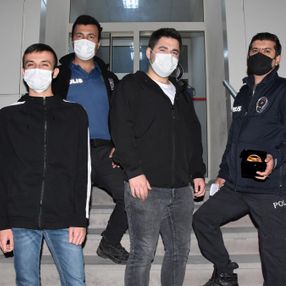Kütahya’da parkta buldukları altın dolu kutuyu polise teslim ettiler