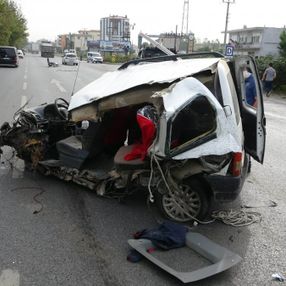Samsun'da ağaca çarpan araç ikiye ayrıldı