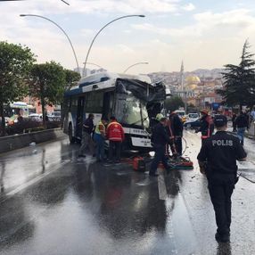 Ankara'da belediye otobüsü üst geçit asansörüne çarptı