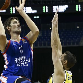 Anadolu Efes Avrupa Ligi'nde ilk galibiyetini aldı
