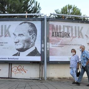 İzmir'de Atatürk'ün Nutuk’taki önemli sözleri ilan panolarına asıldı
