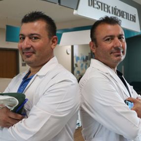 Adanalı tek yumurta ikizi doktorlar