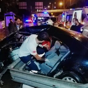 İstanbul’da otomobil bariyerlere girdi: 2 yaralı