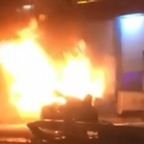 Bursa'da makas atarak ilerleyen otomobil alev alev yandı