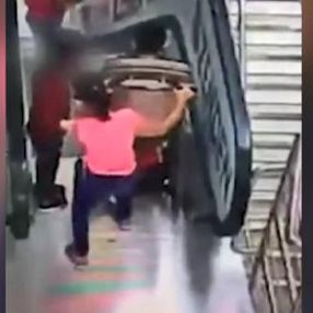 Rusya'da bir çocuk, kardeşinin olduğu arabayla merdivenden düştü