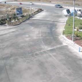 Konya'da benzinliğe girmek isteyen otomobil takla attı