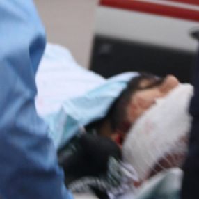 Kocaeli’de silah seslerini duyup balkona çıkan kişi yaralandı