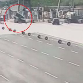 Lüks cipin otoban gişelerinde beton bariyere çarptığı kaza