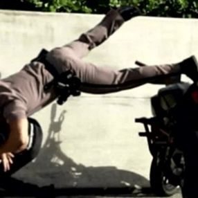 ABD'de polis, motosiklet sürücüsünün üzerine atladı