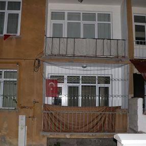 Kayseri'de kocasının bıçakladığı kadın, balkondan atladı