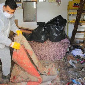Sivas'ta çöp evde yaşayan yaşlı kadın koronavirüslü çıktı