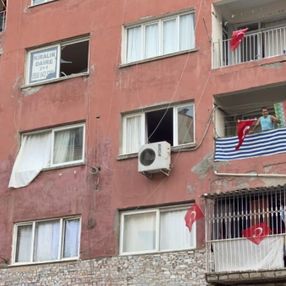 Hatay'da ev ve iş yerlerine Türk bayrağı asıldı