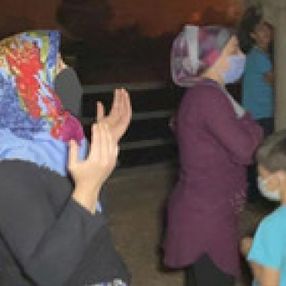 Hatay'da yangın nedeniyle evlerini terk edenler duaya durdu