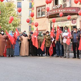 Diyarbakır anneleri Cumhuriyet Bayramı'nı evlat nöbetinde kutladı