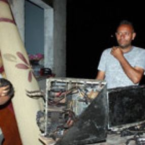 Mersin'de evi yanan aile, yardım eli bekliyor